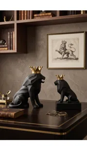 Detalle de majestuosas esculturas de leones negros con coronas doradas