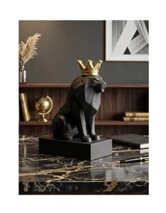 Moderna escultura geométrica de león negro con corona dorada sobre escritorio mármol