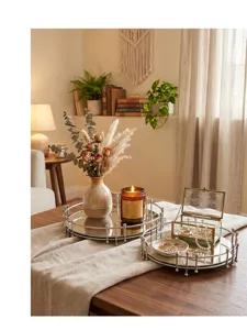 Elegante zilveren ronde spiegeltrays met metalen reling in een gezellige woonkameromgeving.