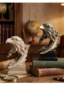 Dos elegantes esculturas de cabeza de águila en resina para escritorio u oficina