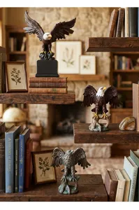 Detaillierte Ansicht von drei Retro-Adlerstatuen aus Harz auf rustikalen Holzregalen im Haus