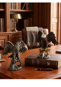 Detailansicht von handgefertigten amerikanischen Adler-Statuen aus Harz auf einem Schreibtisch.