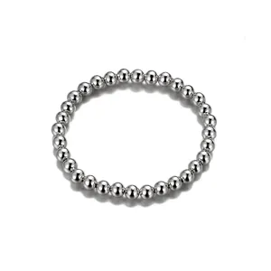 Detailopname van een minimalistische zilveren kralenarmband met gepolijste ronde kralen