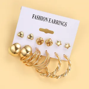 Nahaufnahme eines goldfarbenen Ohrring-Sets mit Herz-, Stern- und Creolen-Designs