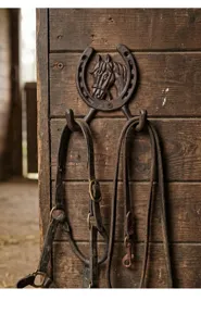 Rustikaler Wandhaken aus Gusseisen mit Hufeisen und Pferdekopf für Retro-Dekoration