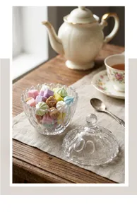 Elegante tarro de cristal con relieve de estilo francés con caramelos sobre la mesa.