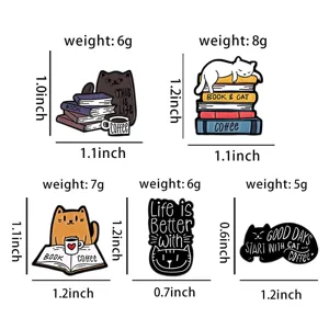 Detaillierte Größen- und Gewichtsangaben für ein Emaille-Anstecknadel-Set mit Katzen- und Buchmotiven