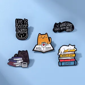 Nahaufnahme von 5 süßen Emaille-Pins mit Katzen- und Buchmotiv in kräftigen Farben