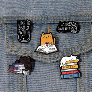 Set mit fünf Emaille-Anstecknadeln mit Katzen-, Buch- und Kaffeemotiven auf Denim