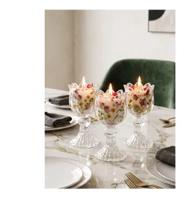 Set aus drei tulpenförmigen Kristallglas-Kerzenhaltern auf einem Marmor-Esstisch
