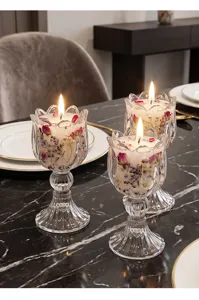 Eleganter tulpenförmiger Glaskerzenhalter mit eingebetteten Trockenblumendetails