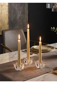 Set van drie stervormige glazen kandelaars voor een romantische sfeer aan tafel.