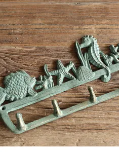 Nahaufnahme von gusseisernen Wandhaken im Meeresdesign mit Seepferdchen und Seestern