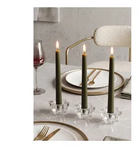Gedetailleerde weergave van elegante kristallen ster kaarsenhouders voor de tafel