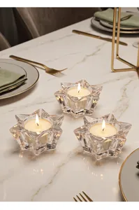 Elegante stervormige kristallen kandelaars op marmeren tafel voor romantisch decor
