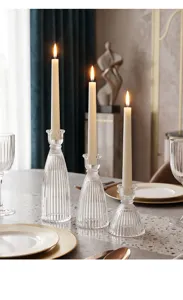 Elegante set di tre portacandele in vetro a coste su un tavolo da pranzo moderno