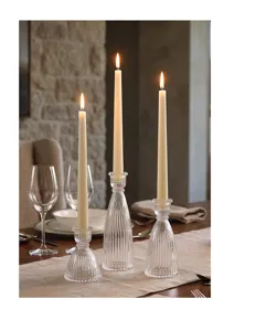Set di eleganti candelabri in vetro trasparente a costine per decorare la tavola