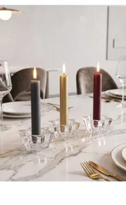 Close-up van elegante stervormige kristallen kandelaars op een luxe marmeren tafel