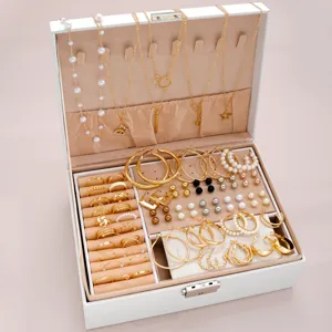 Nahaufnahme eines organisierten goldfarbenen Schmucksets mit Ketten, Ringen und Perlen