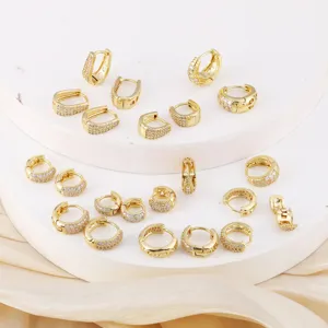 Elegante colección de pendientes huggie dorados con micro circonita en soportes