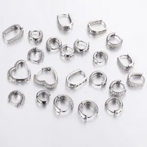 Vista macro de varios aros de plata con circonitas micro-pave en forma de corazón.