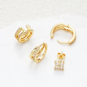 Vista dettagliata di un set di 4 orecchini e ear cuff placcati in oro con zirconi lucidi