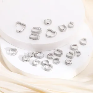 Detalle de elegantes pendientes de aro en cobre plateado con micro-pavé de circonitas.