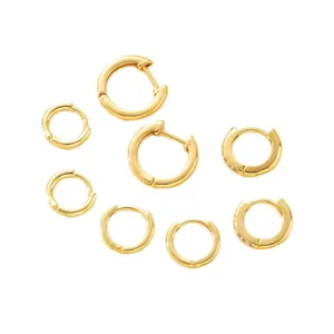 Elegante juego de pendientes de aro minimalistas de cobre bañados en oro con CZ