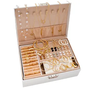 Luxuriöses Schmuckset mit Perlenimitaten, Goldlegierung, Ringen, Ohrringen und Ketten