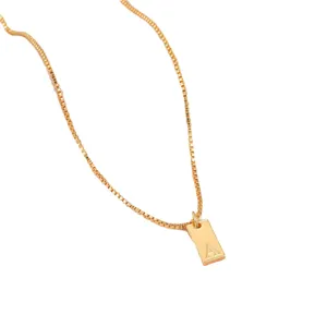Elegante collar de cadena de caja dorada con colgante rectangular minimalista y letra A grabada