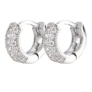 Elegantes pendientes de aro de cobre plateado con micro-pavé de circonitas cúbicas claras.