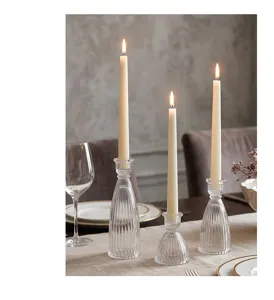 Eleganti portacandele in vetro cristallo a coste su un tavolo da pranzo decorato