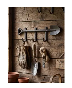 Rustikaler Wandschrank aus Gusseisen in Schaufelform mit drei Haken für den Garten
