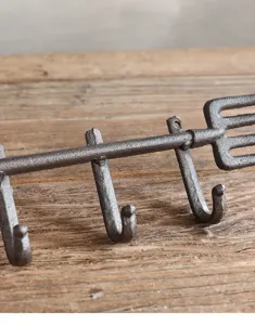 Detaillierte Nahaufnahme rustikaler Gusseisen-Wandhaken im amerikanischen Country-Stil.