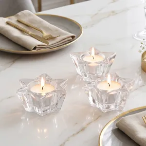 Elegante stervormige kristallen glazen kandelaars op een luxe marmeren eettafel set