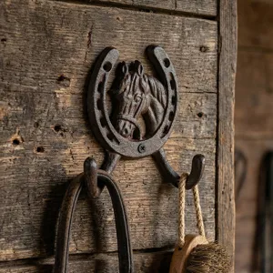 Rustikaler Hufeisen-Wandhaken aus Gusseisen mit Pferdekopf-Design auf rustikalem Holz