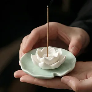 Elegante porta incenso in ceramica a forma di loto bianco per decorazione domestica