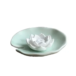 Elegante bruciatore d'incenso a loto in ceramica bianca con base a foglia verde per Zen