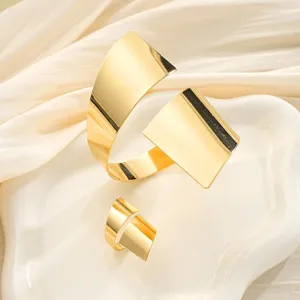 Vista dettagliata del set 2 pezzi bracciale rigido largo geometrico irregolare e anello oro