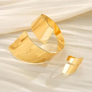 Vista dettagliata del bracciale rigido dorato geometrico irregolare e anello set