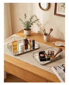 Nordic luxe zilveren metalen rechthoekige spiegel tray gestyled met cosmetica