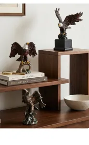 Detailansicht von Retro-Adlerstatuen aus Harz im amerikanischen Landhausstil für Hausdeko