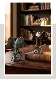 Vintage Adlerstatuen aus Harz auf einem Schreibtisch in einer klassischen Bibliothek