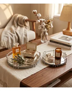 Gedetailleerd overzicht van zilveren metalen ronde spiegeltrays voor luxe woonkamers