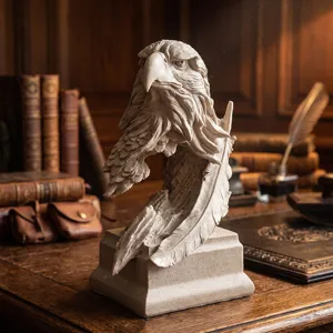 Estatua detallada de cabeza de águila y pluma de resina nórdica para decoración vintage