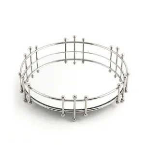 Elegante zilveren ronde spiegelende dienblad met decoratieve metalen rand voor huis