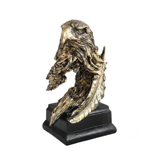 Escultura de cabeza de águila de resina oro antiguo sobre pedestal negro liso