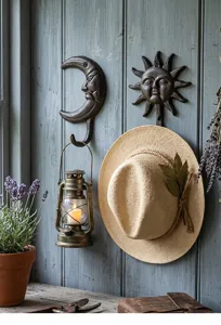 Patères décoratives en fonte motif soleil et lune dans un décor de style rustique.