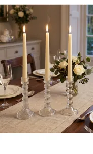 Elegantes candelabros de cristal con texturas en relieve para cenas románticas.