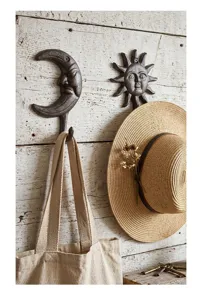 Crochets muraux vintage en fonte soleil et lune tenant un chapeau et un sac en toile
